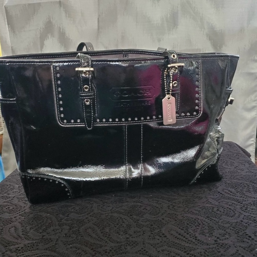 VINTAGE COACH Black Patent Leather Shoulder Tote. Gorgeous!! ♥️